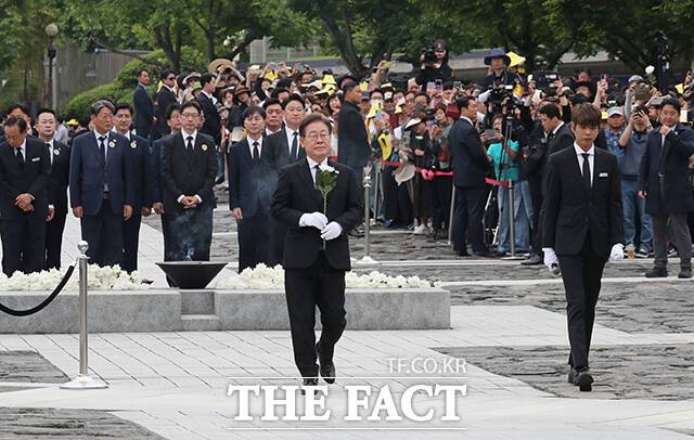 헌화 위해 이동하는 이재명 후보.