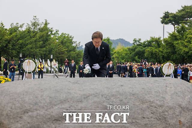 헌화하는 이재명 후보.