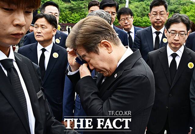 눈물 닦는 이재명 후보.