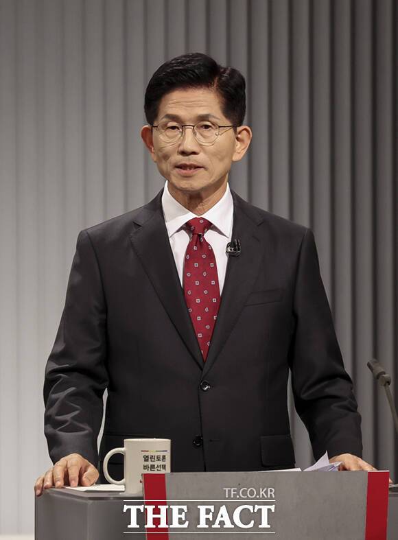 김문수 국민의힘 대선 후보가 윤석열 정부의 의료개혁을 두고 "국민, 환자, 의료진 등 모든 분들께 진심으로 죄송스럽다"고 사과했다. 김 후보가 23일 서울 영등포구 여의도 KBS 스튜디오에서 열린 중앙선거방송토론위원회 주관 제21대 대통령선거 후보자 토론회에 참석해 준비를 하고 있다. /국회사진기자단