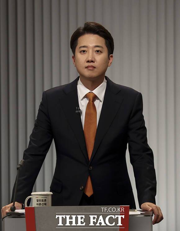 이준석 개혁신당 대선후보가 23일 서울 영등포구 여의도 KBS 스튜디오에서 열린 중앙선거방송토론위원회 주관 제21대 대통령선거 후보자 토론회에 참석해 준비를 하고 있다. /국회사진기자단