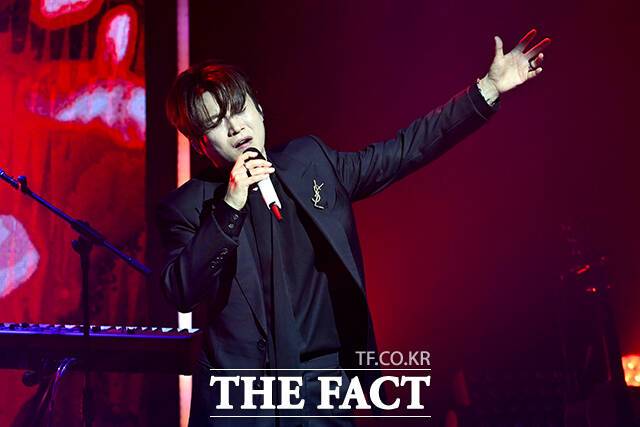 가수 김기태가 23일 오후 서울 서대문구 이화여자대학교 ECC 영산극장에서 열린 'I.CON: FANNSTAR CONCERT(아이콘: 팬앤스타 콘서트)'에서 무대를 펼치고 있다. /서예원 기자