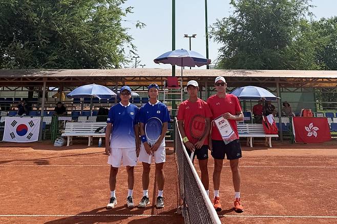 8강 홍콩전에서 기념 사진 촬영한 윤용일 감독과 김동재(왼쪽부터, 사진=대한테니스협회)
