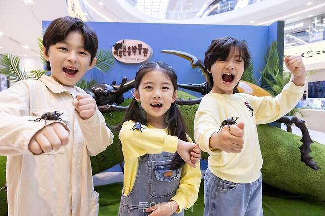스타필드 고양에서 열린 여주곤충박물관의 팝업스토어 '신비한 곤충랜드(5/23~6/8)'에서 어린이 모델들이 곤충과 함께 기념 사진을 촬영하고 있다.