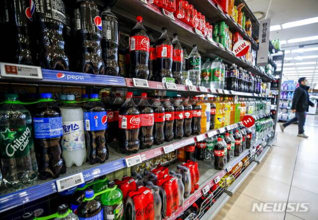 [서울=뉴시스] 정병혁 기자 = 서울시내 대형마트에 콜라가 진열되어 있다.