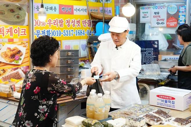 지난 22일 이승로 성북구청장이 돌곶이시장 떡집에서 손님을 응대하고 있다. 성북구 제공.