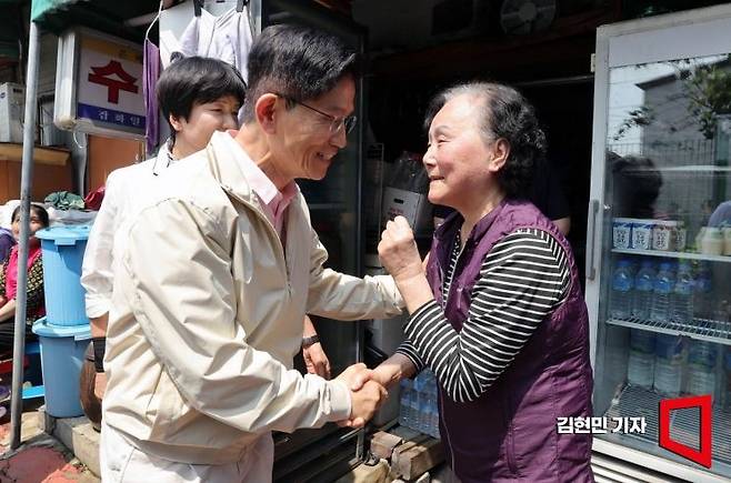 김문수 국민의힘 대선 후보가 20일 서울 영등포구 쪽방촌을 방문해 주민들과 대화하고 있다. 2025.5.20 김현민 기자