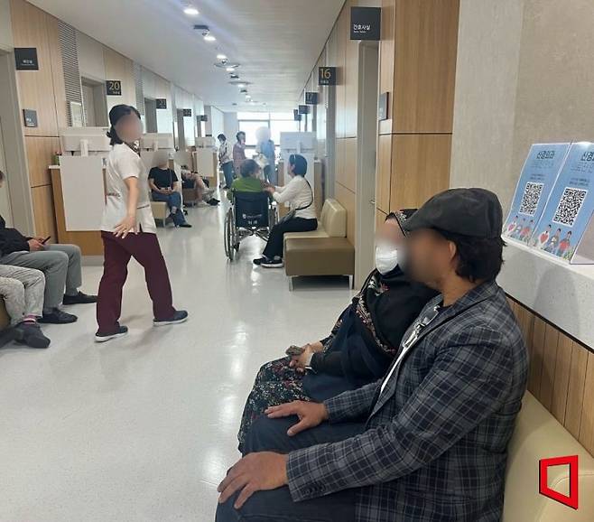 베굼 룩사나씨가 우르두어 통역사 에마드 무바실씨(47)의 도움을 받아 병원 진료 절차를 밟는 모습. 이은서 기자