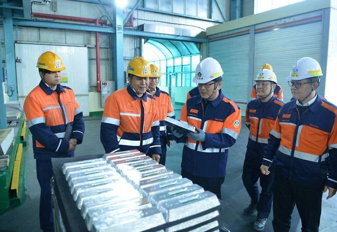 이제중 고려아연 최고기술관리자(CTO) 부회장이 고려아연 온산제련소 내 인듐 공장을 찾아 생산된 제품을 확인하고 있다. 고려아연 제공