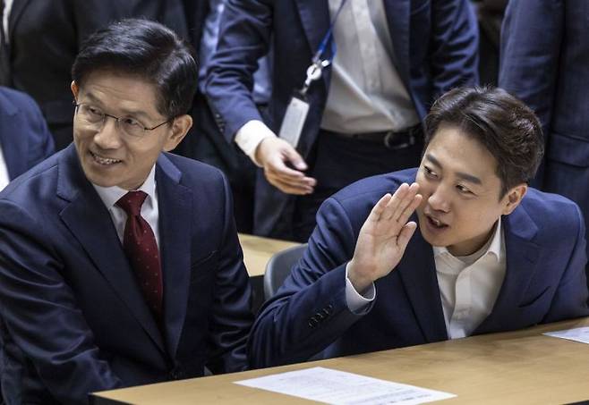 국민의힘 김문수 대선후보와 개혁신당 이준석 대선후보가 19일 서울 중구 서울시청에서 열린 '약자와 동행하는 서울 토론회'에 참석해 내빈들과 인사하고 있다. 연합뉴스