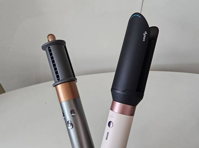 2022년 출시됐던 구형 에어랩인 '오리진 멀티 스타일러 앤 드라이어'(왼쪽)과 2025년형 신제품 '에어랩 코안다 2X 멀티 스타일러 앤 드라이어(오른쪽)' 제품. 박준이 기자.