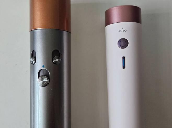 2022년 출시됐던 구형 에어랩인 '오리진 멀티 스타일러 앤 드라이어'(왼쪽)과 2025년형 신제품 '에어랩 코안다 2X 멀티 스타일러 앤 드라이어(오른쪽)' 제품의 전원 버튼 부분 모습. 박준이 기자.