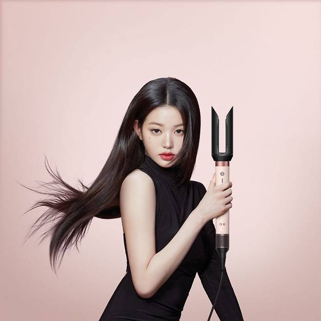 다이슨코리아 헤어 디바이스 앰배서더 장원영씨가 신제품 '에어랩 코안다 2X 멀티 스타일러 앤 드라이어를 들고 있다. 다이슨코리아.