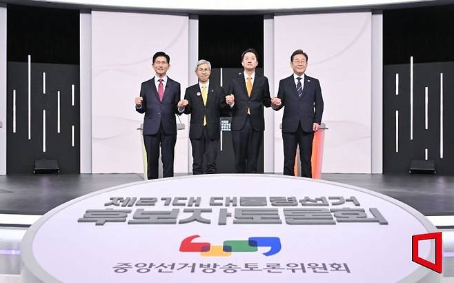 제21대 대통령선거 후보자토론회에서 각 정당 대선 후보들이 선전을 다짐하고 있다. 왼쪽부터 국민의힘 김문수, 민주노동당 권영국, 개혁신당 이준석, 더불어민주당 이재명 대선후보. 국회사진기자단