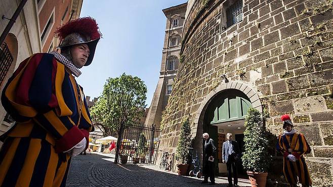 '종교사업협회(IOR)'는 은행과 유사한 역할을 하기에 흔히 '바티칸 은행'으로 불린다