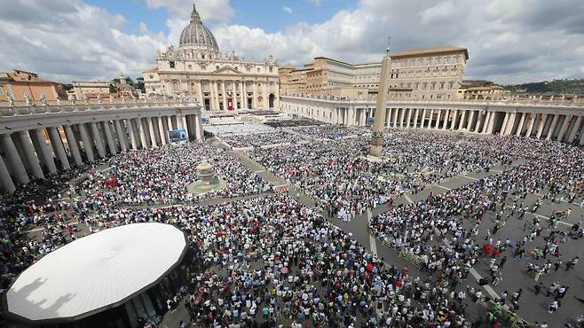 신임 교황 레오 14세는 지난 18일 성 베드로 광장에서 즉위 미사를 집전했다