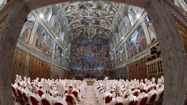 시스티나 성당은 교황 식스토 4세(1471~1484년 재위)의 이름을 따서 명명되었다. 식스토 4세의 지도로 1477~1480년 옛 카펠라 마냐 성당은 시스티나 성당으로 증축되었다