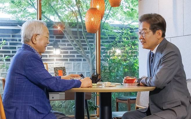 더불어민주당 이재명 대선 후보와 송기인 신부가 22일 오후 경남 양산시 소소서원에서 차담을 나누고 있다. / 남강호 기자