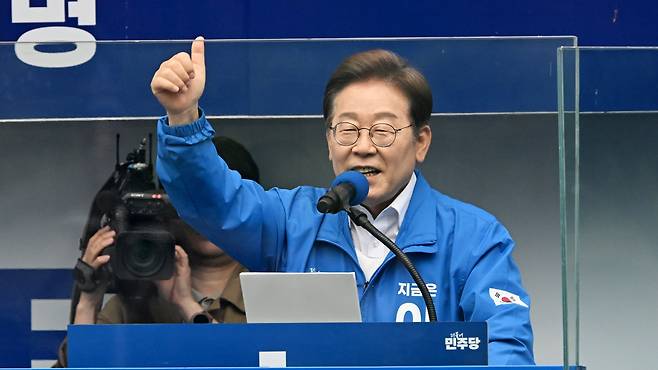 이재명 더불어민주당 대선 후보가 22일 오후 경남 양산시 양산워터파크공원에서 열린 집중유세에 참석해 연설을 하고 있다. /남강호기자