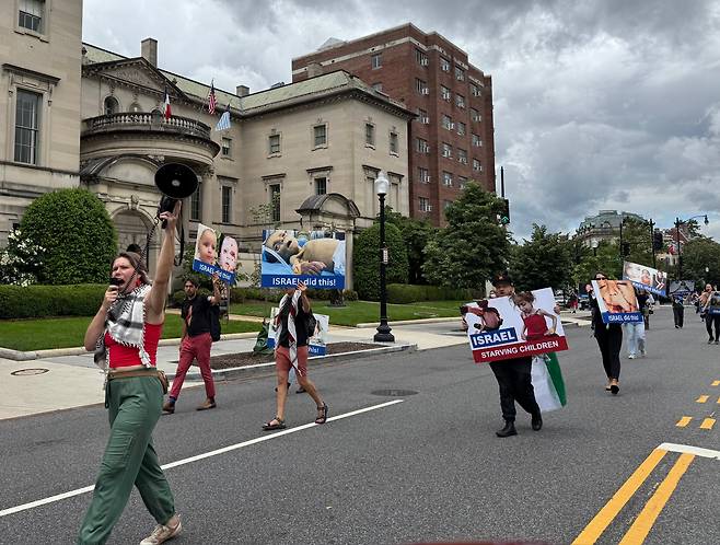 22일 재외 공관이 밀집한 워싱턴 DC의 '엠버시 로우' 지역에서 친팔레스타인 시위대가 행진을 하고 있다. /워싱턴=김은중 특파원