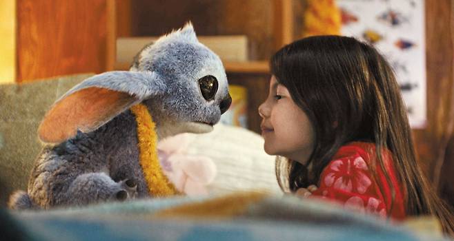 디즈니 실사 영화 '릴로&스티치'에서 외계 악동 스티치(왼쪽)는 하와이 꼬마 릴로를 만나 가족의 사랑을 알게 된다. 두 캐릭터의 매력은 '릴로&스티치'를 이번 주 북미 흥행 1위에 올려놓을 것으로 예상된다. /월트디즈니컴퍼니코리아