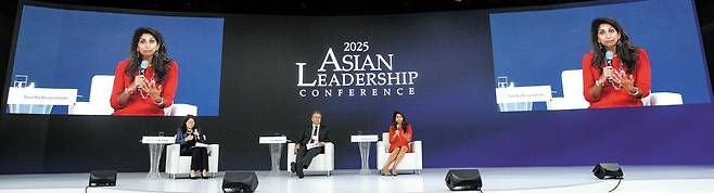 22일 서울 중구 신라호텔에서 열린 제16회 아시안리더십콘퍼런스(ALC)의 '저출산 극복에 앞장선 두 장관들, 한국 저출산 문제 해법은?' 세션에 참석한 안티 카이코넨(가운데) 전 핀란드 국방부 장관과 수엘라 브래버먼(오른쪽) 전 영국 내무부 장관. /이태경 기자