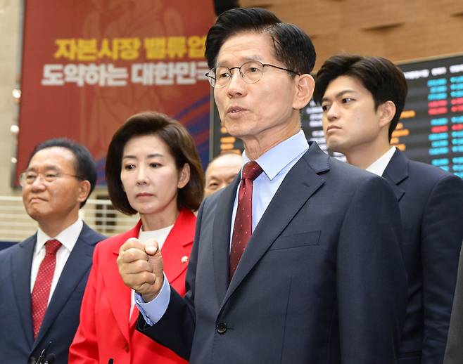 김문수 국민의힘 대선 후보가 22일 서울 여의도 한국거래소에서 열린 중앙선거대책위원회 현장 회의에서 홍보관을 둘러본 후 백브리핑을 하고 있다./뉴시스