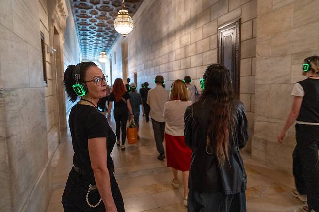 'LUNCH DANCES'에 참여한 관객들은 헤드폰을 착용하고 무용수 '모니카'를 따라 도서관 구석구석을 다닌다./Jonathan Blanc/The New York Public Library