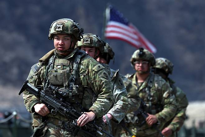 Soldiers cross a joint floating bridge after completing a combined river-crossing drill at Seogeunso training ground near the Imjin River in Yeoncheon, South Korea, on March 20, 2025. The exercise, part of the first half of the 2025 South Korea-U.S. combined training, involved about 600 troops from South Korea’s 5th and 7th Engineer Brigades, the U.S. 2nd Infantry Division, and the combined division./Newsis