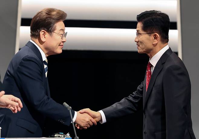 23일 서울 영등포구 KBS본관 스튜디오에서 열린 중앙선거방송토론위원회 주관 제21대 대통령선거 2차 후보자 토론회 시작에 앞서 이재명(왼쪽) 더불어민주당 후보와 김문수 국민의힘 후보가 악수하고 있다. /뉴시스