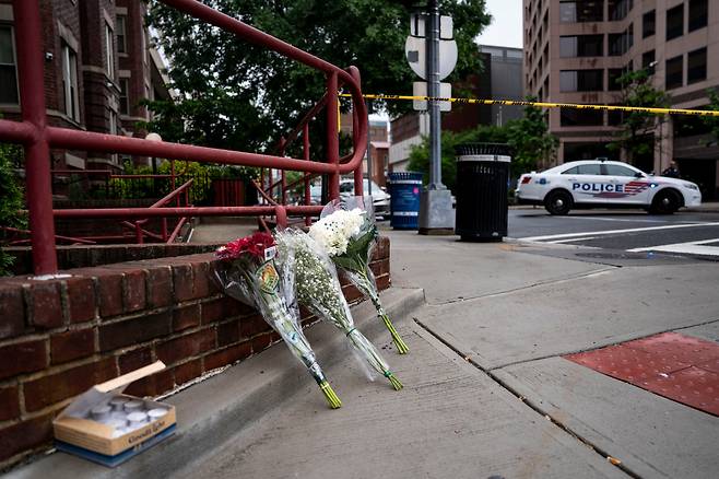 이스라엘 대사관 직원 야론 리신스키와 사라 밀그림이 총에 맞아 사망한 자리에 꽃과 촛불이 놓여 있다. /연합뉴스