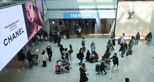 지난 3월 인천국제공항 제1터미널 면세점에서 관광객들이 쇼핑을 하고 있는 모습. 해당 사진은 기사 내용과 무관. /뉴스1