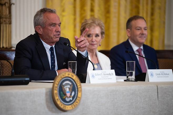 로버트 케네디 주니어(가장 왼쪽) 미국 보건부 장관이 22일 워싱턴DC 백악관에서 열린 MAHA 보고서 발표회에 참석해 담화를 하고 있다. /연합뉴스