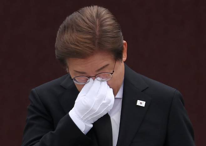 이재명 더불어민주당 대통령 후보가 고 노무현 전 대통령 서거 16주기인 23일 경남 김해시 진영읍 봉하마을을 찾아 노 전 대통령 묘역 참배를 마친 뒤 눈시울을 붉히고 있다. (공동취재)/뉴스1