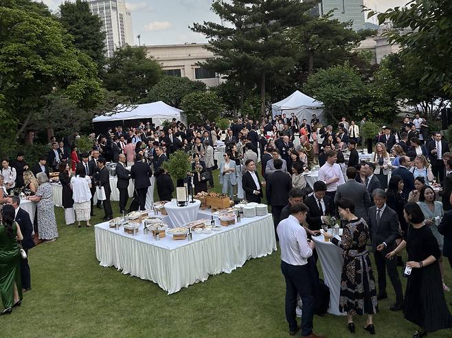 주한영국대사관에서 열린 영국 국왕 찰스 3세 생일파티에 참석한 VIP들의 모습 / 김송이 기자