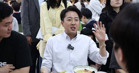 개혁신당 이준석 대선 후보가 22일 '학식먹자 이준석' 행사가 열린 인천 미추홀구 인하대학교에서 학생들과 점심을 먹으며 대화를 나누고 있다. 연합뉴스