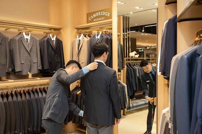 신세계 본점 남성 매장에서 고객이 맞춤 정장을 제작하기 위해 채촌(신체 치수 측정)을 하고 있다.(자료 사진)ⓒ신세계백화점