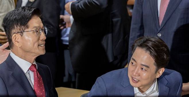 국민의힘 김문수 대선후보와 개혁신당 이준석 대선후보가 지난 19일 서울 중구 서울시청에서 열린 '약자와 동행하는 서울 토론회'에 참석해 내빈들과 인사하고 있다.ⓒ 연합뉴스