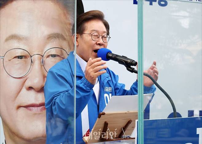 이재명 더불어민주당 대선 후보가 21일 인천 서구 롯데마트 청라점 앞에서 선거유세를 하고 있다. ⓒ데일리안 홍금표 기자