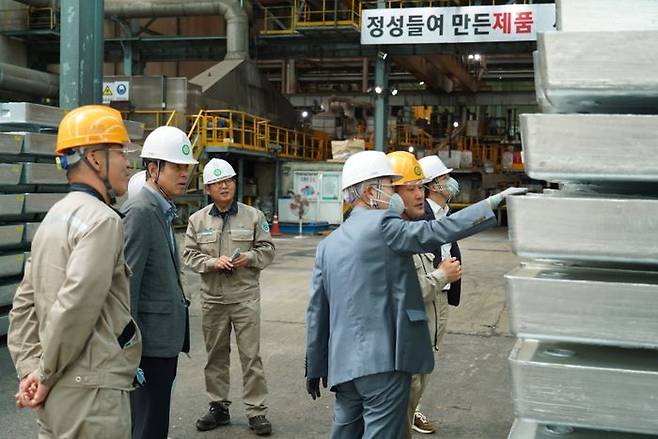 ㈜영풍 사외이사들이 지난 22일 봉화군 석포제련소 주조공장에서 아연괴 제품을 살펴보고 있다.ⓒ영풍