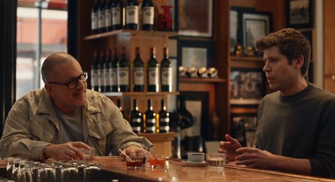 21일(현지 시간) 오픈AI가 공개한 샘 올트먼 CEO(오른쪽)와 조니 아이브 io 창업자 대담 영상. 오픈AI 홈페이지 캡처