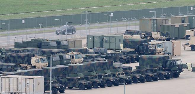 경기 평택시 팽성읍 주한미군기지 캠프 험프리스에 군용 차량이 주차되어 있는 모습. 2025.5.23 뉴스1
