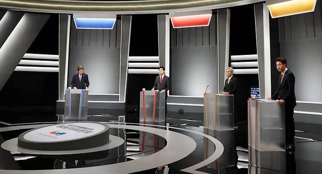 23일 서울 영등포구 KBS본관 스튜디오에서 열린 중앙선거방송토론위원회 주관 제21대 대통령선거 2차 후보자 토론회 시작에 앞서 각 정당 대선후보들이 토론 준비를 하고 있다. 왼쪽부터 이재명 더불어민주당, 김문수 국민의힘, 권영국 민주노동당, 이준석 개혁신당 대선후보. 2025.05.23. 국회사진기자단