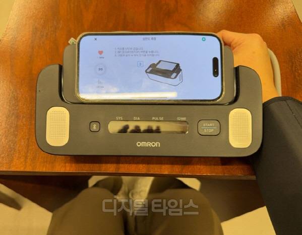 '오므론 컴플리트' 이용 모습 예시. 블루투스 연결을 한 번만 하면 이후부터는 간편하게 혈압과 심전도 측정을 할 수 있다. 사진 이미선 기자.