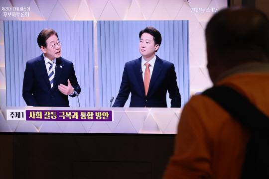 23일 서울역 대합실에서 제21대 대통령선거 2차 후보자 토론회가 생중계되고 있다. [연합뉴스]