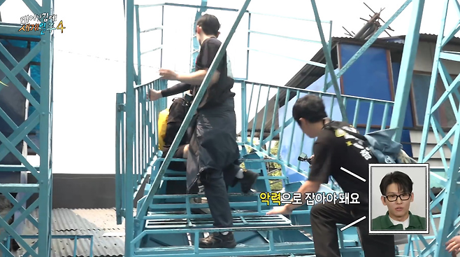 안전벨트 없이 악력으로 버텨야 한다는 네팔의 놀이공원