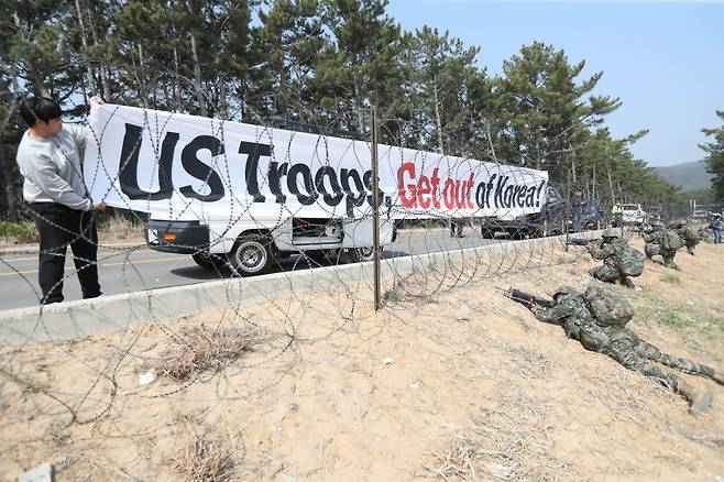 포항 훈련장에서 한미 해군·해병대 장병이 참가한 '23 쌍룡훈련, 결정적 행동' 훈련이 실시된 지난 2023년 3월에 훈련장 주변에서 합동훈련 반대 시위가 열리고 있다. 연합뉴스