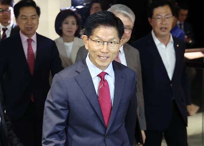 국민의힘 김문수 대선 후보가 23일 중구 더플라자호텔 서울에서 열린 2025년 제3회 국가와 민족을 위한 조찬기도회에 참석하고 있다.연합뉴스