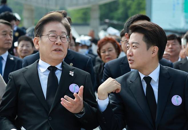 이재명 더불어민주당 대선후보와 이준석 개혁신당 대선후보가 18일 광주 북구 국립5·18민주묘지에서 열린 제45주년 5·18민주화운동 기념식에서 대화를 하고 있다. 사진=뉴시스