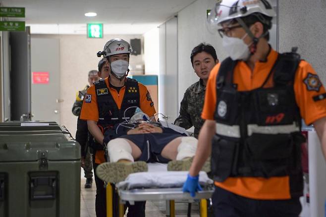 서북도서방위사령부는 지난 21일부터 23일까지 백령도와 연평도 등 서북도서 일대에서 서북도서의 군사대비태세를 유지하고, 합동작전 수행능력을 향상하기 위해 2025년 전반기 합동도서방어훈련을 실시했다.사진은 22일 해병대 6여단과 연평부대 장병들이 합동도서방어훈련 간 지역 119 및 보건지소와 함께 대량전상자 처치 훈련을 실시하고 있다. 해병대사령부 제공